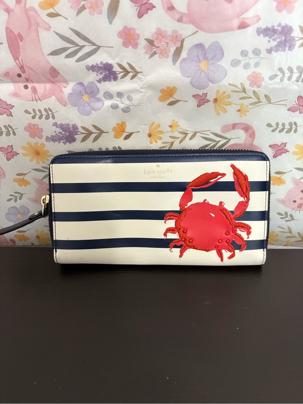 Kate Spade New York Shore thing crab Lacey wallet. Preowned.